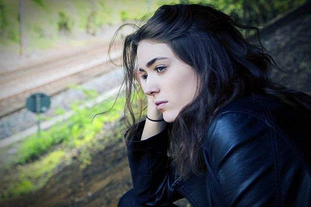 liebeskummer frau schwarze haare klein