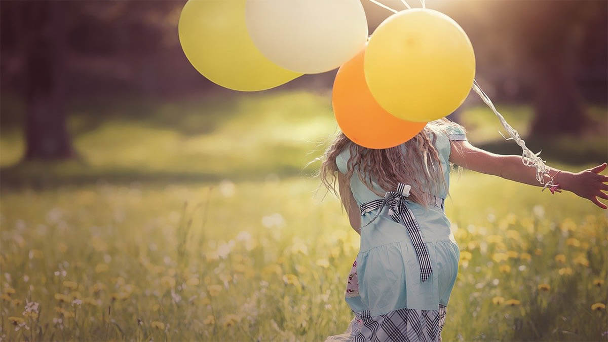 maedchen luftballons wiese