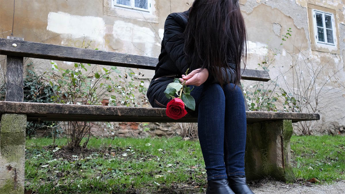 maedchen-ungluecklich-verliebt-rose