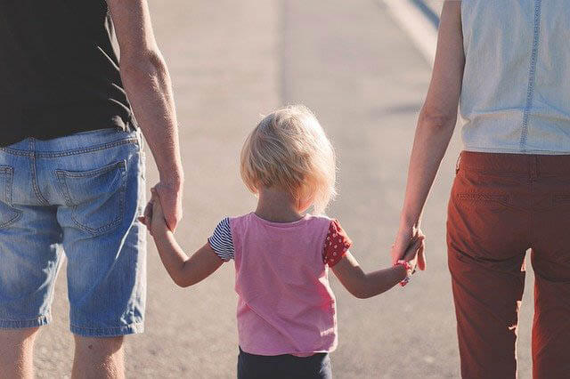 mutter kind vater spazieren klein