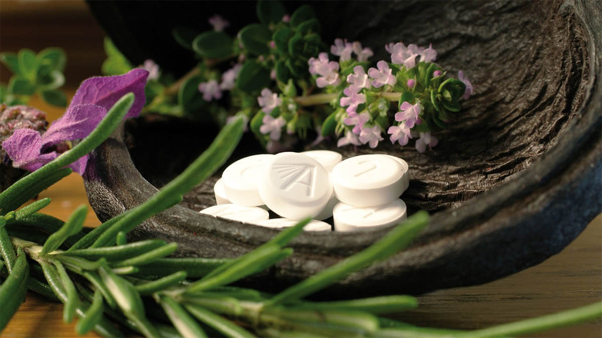 Was ist der Unterschied zwischen der Schüßler’schen Heilweise und der Homöopathie? schuesslersalze-schale-blumen