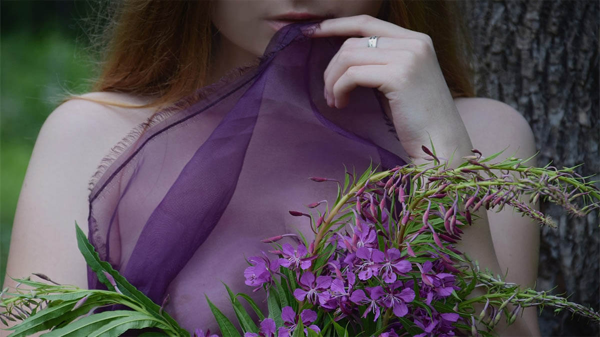 frau brust blumen an
