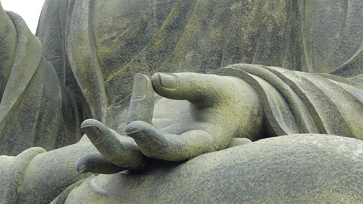 meditation-buddha-statue-hand