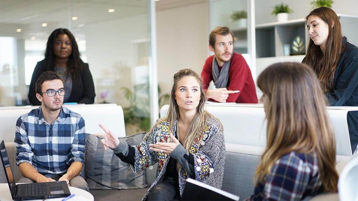 frau-arbeitskollegen-meeting