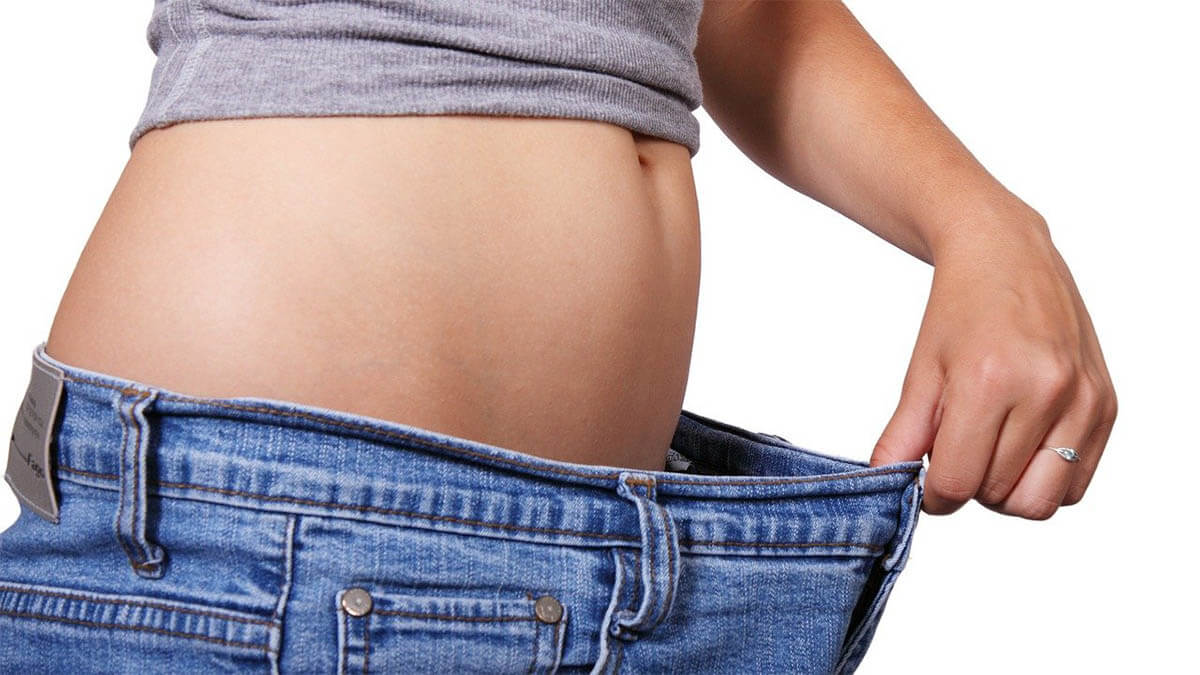 Fettabsaugung - alle Informationen zu Ablauf, Risiken und Kosten frau bauch grosse hose an