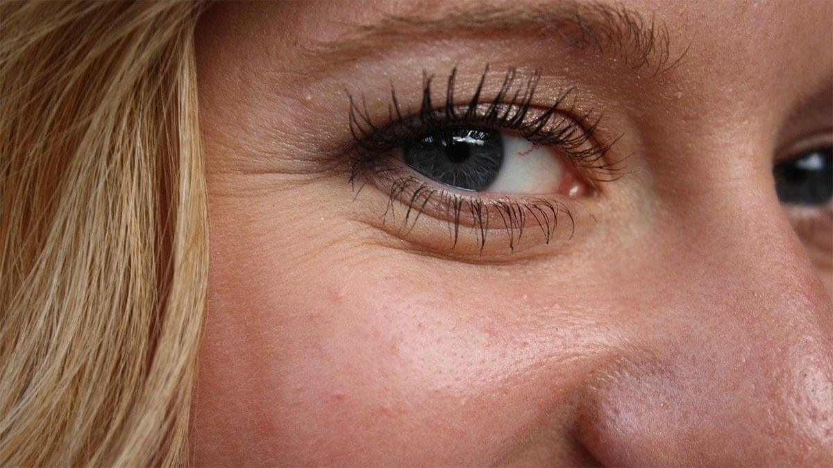 frau falten augen an