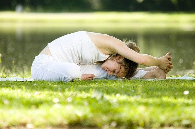 frau yoga im garten klein