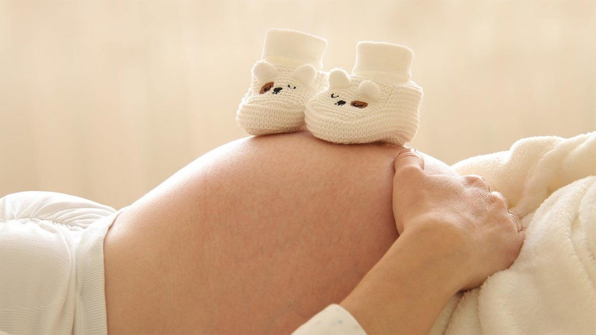 babybauch-kinderschuhe