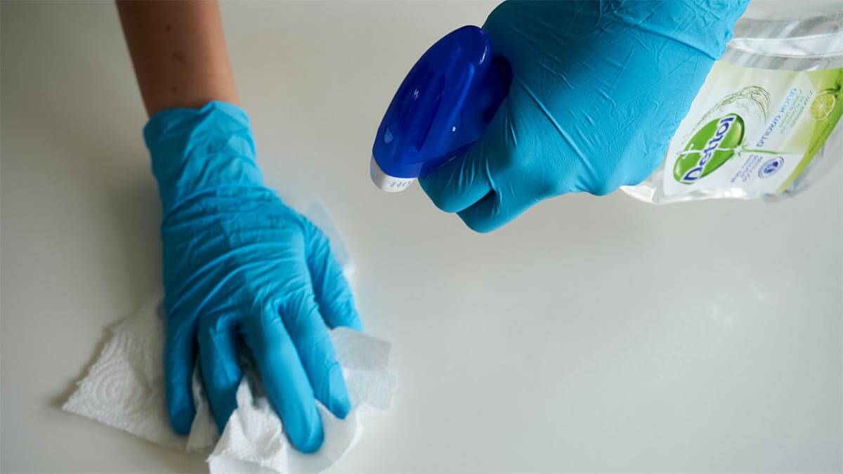 putzen spray handschuhe an