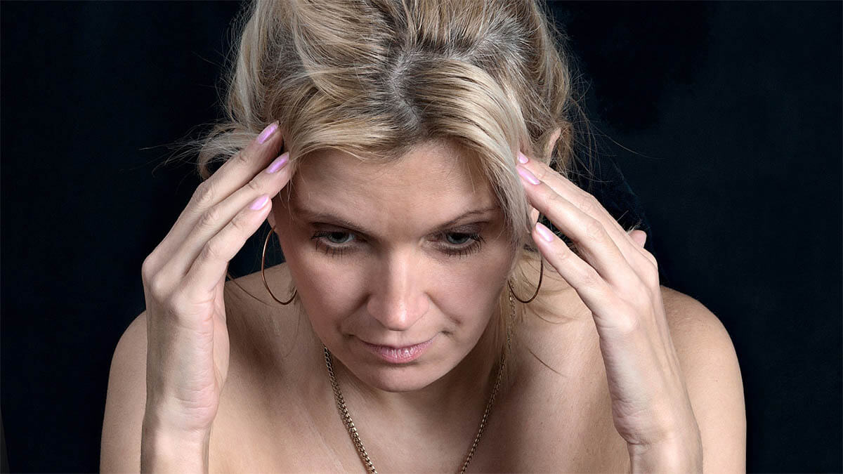 frau kopfschmerzen kette ohrringe