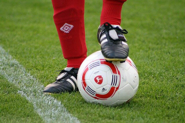 fussballer stoppt ball klein