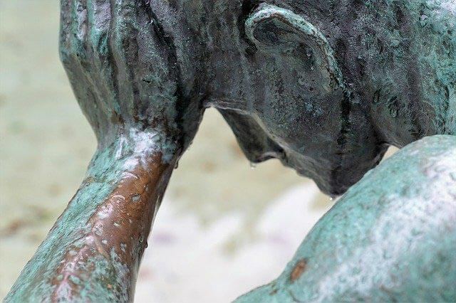 statue mann nachdenken klein
