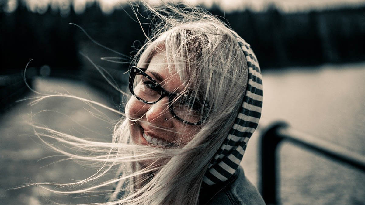 frau-gluecklich-haare-wehen-im-wind