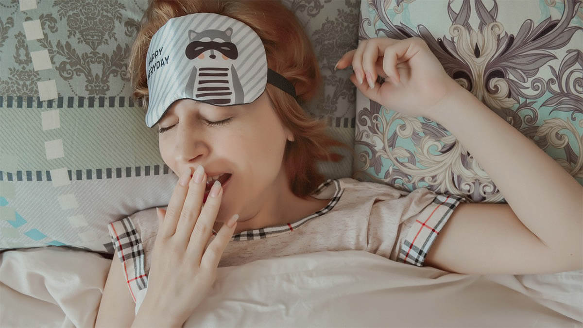 frau-muede-gaehnen-bett