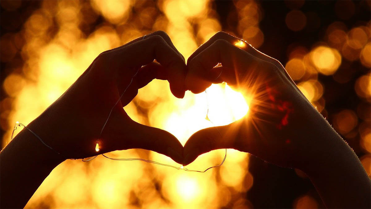 haende-herz-licht-liebe