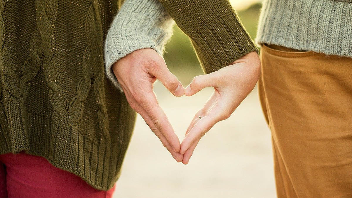 liebe-mann-frau-haende-herz