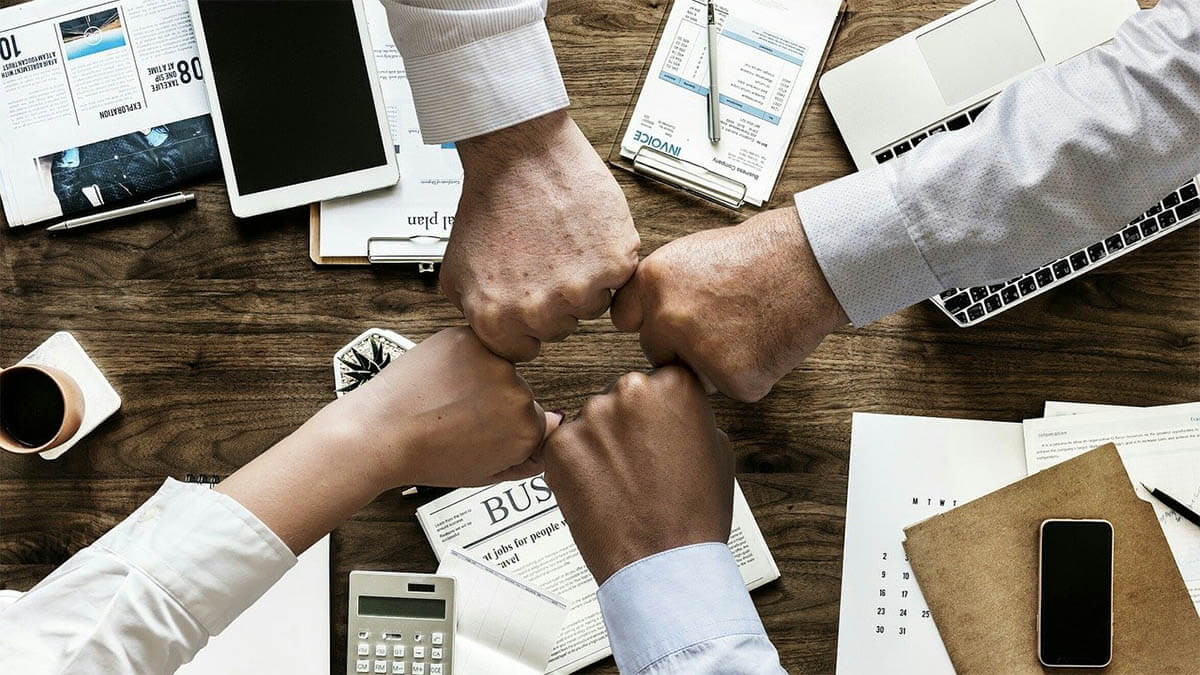 mitarbeiter-team-motiviert