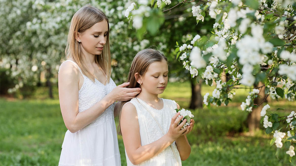 mutter tochter im garten