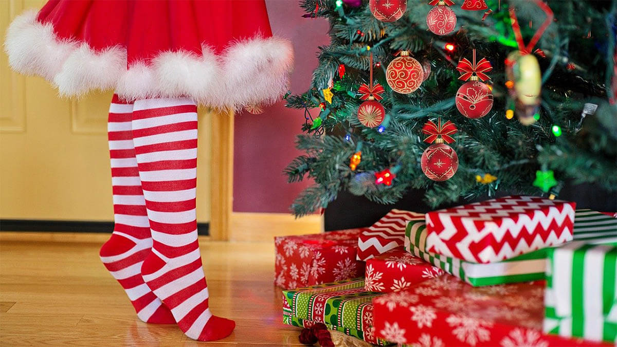 weihnachtsbaum-schmuecken-geschenke