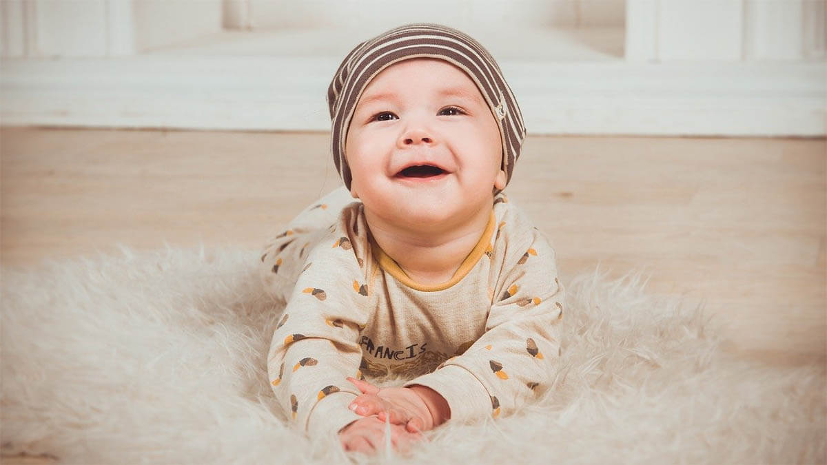 baby-auf-teppich-lacht