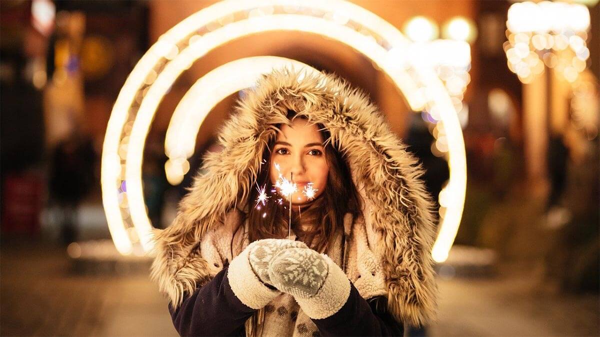 frau-mit-wunderkerze