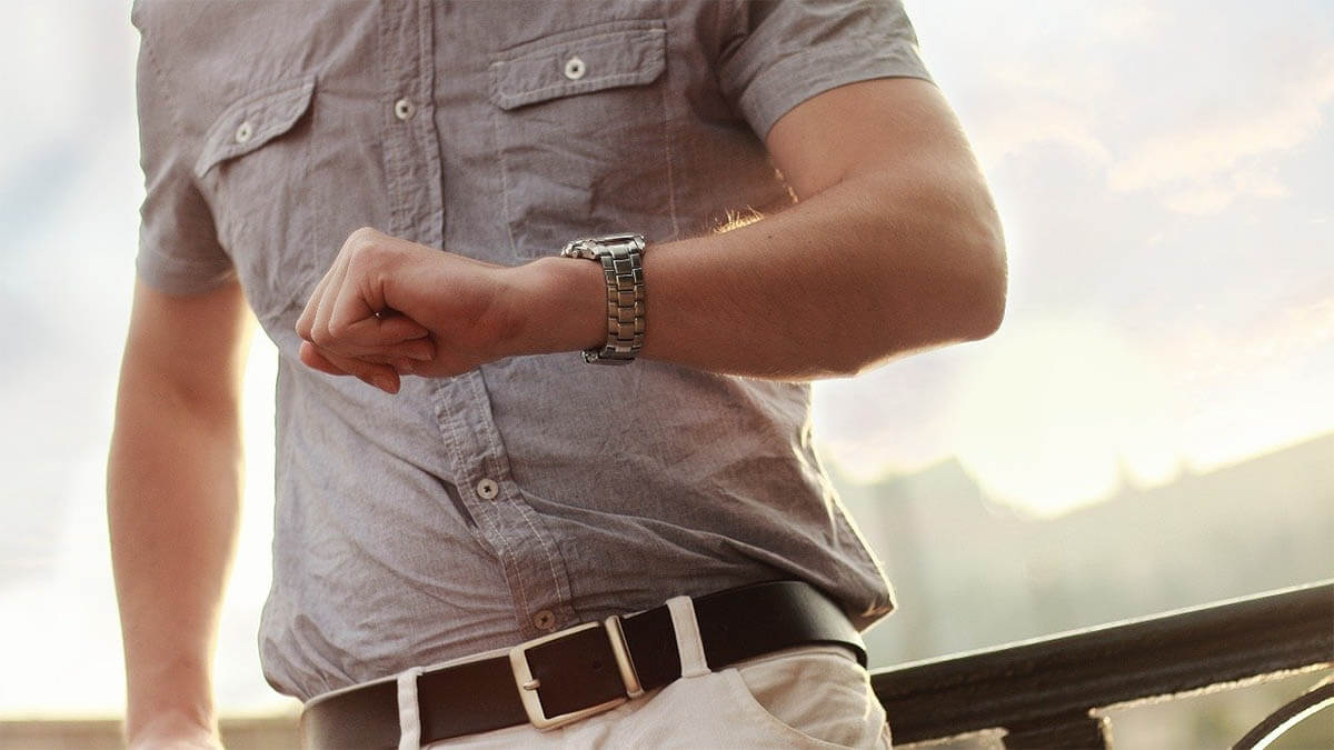mann armbanduhr an