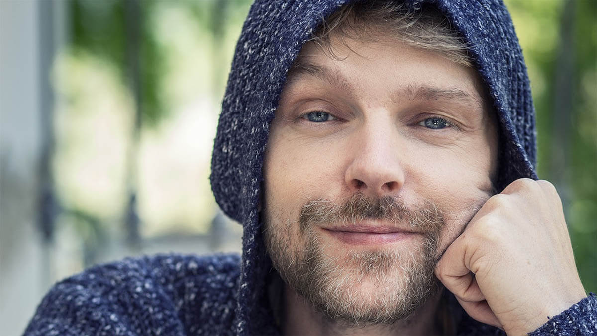 Wie Gedanken unser Wohlbefinden beeinflussen mann-gedanken-gluecklich
