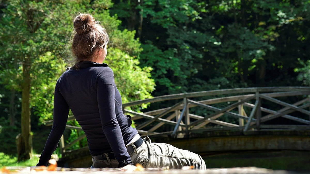 frau entspannt natur bruecke