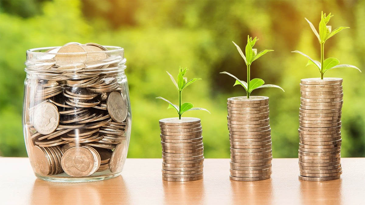 glas mit geld an