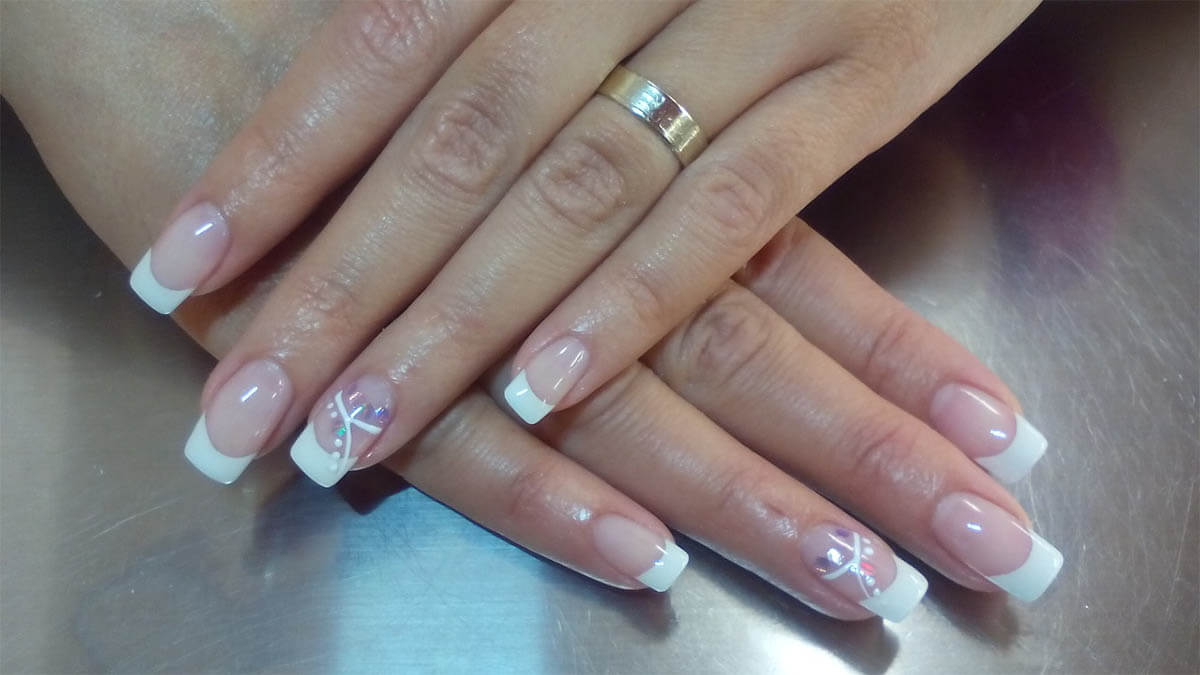 fingernaegel manikuere frau an