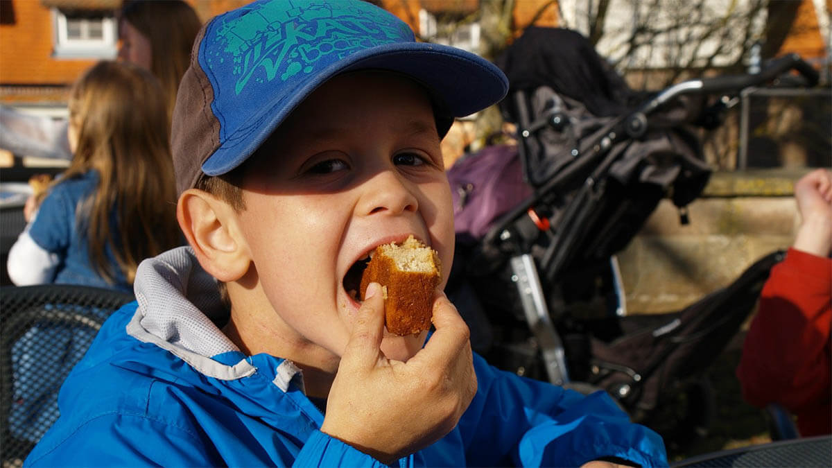 kind-essen-kuchen