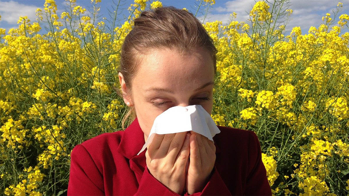 frau-allergie-blumen