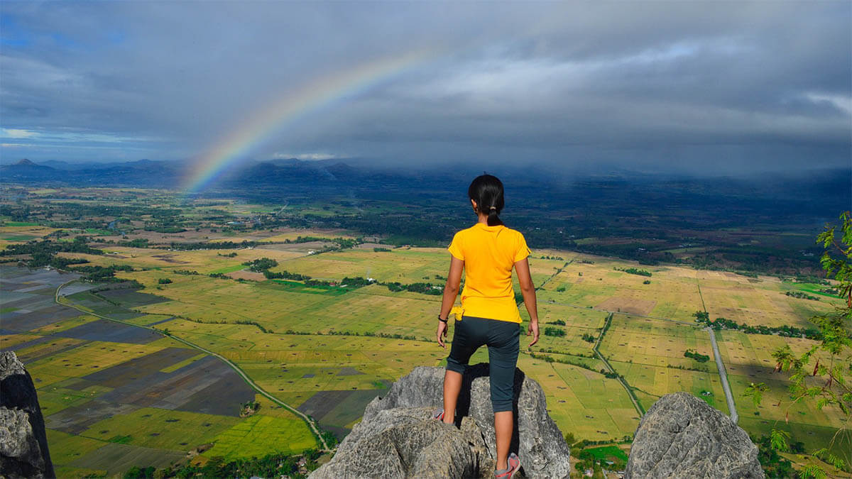 frau berg regenbogen