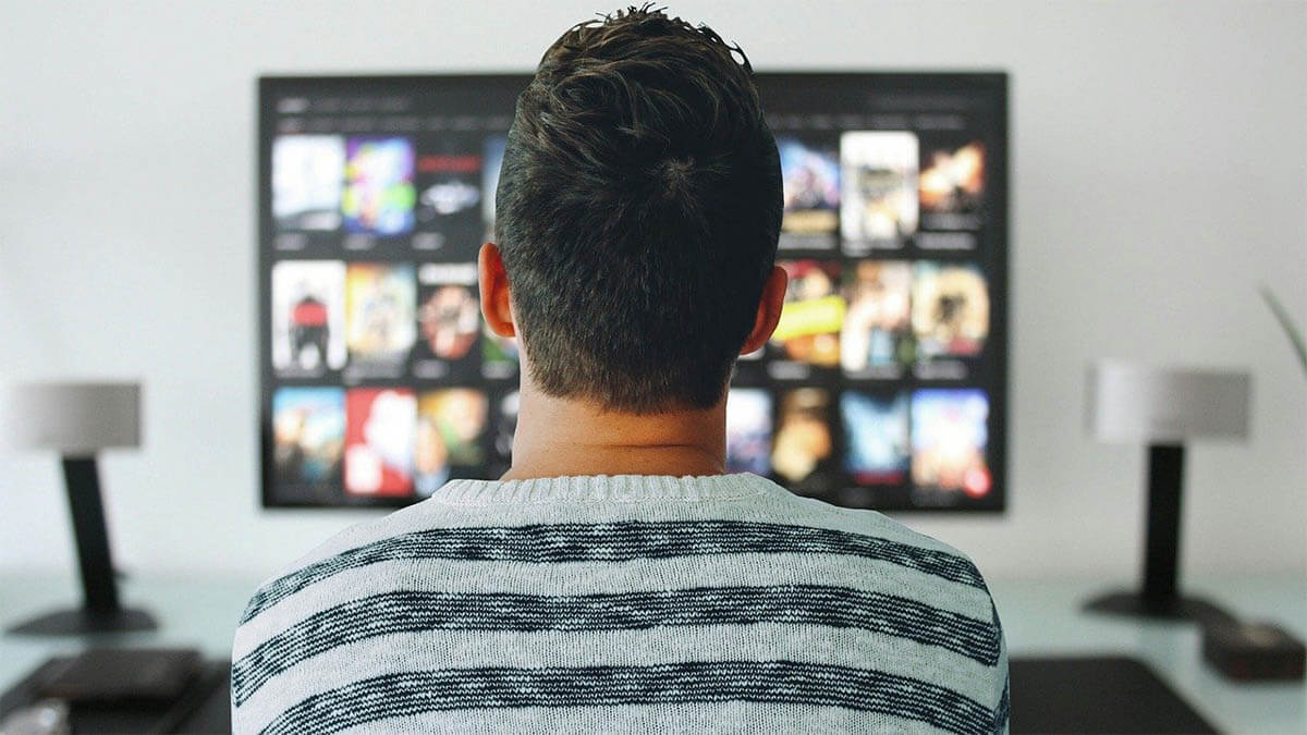 medien mann sitzt vor fernseher