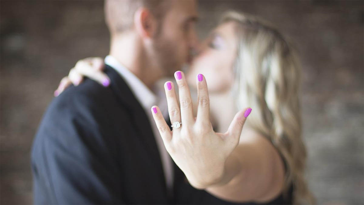 So wählen Sie einen Verlobungsring aus, den Ihr Partner lieben wird liebespaar verlobungsring an