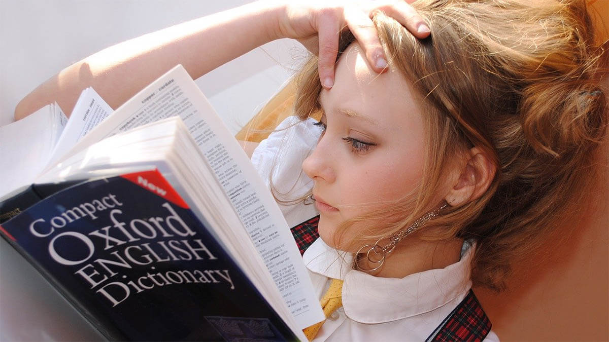 maedchen lernt englisch an