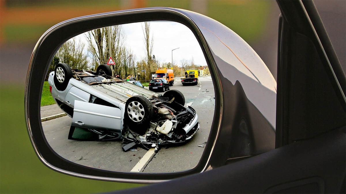 rueckspiegel unfall auto an