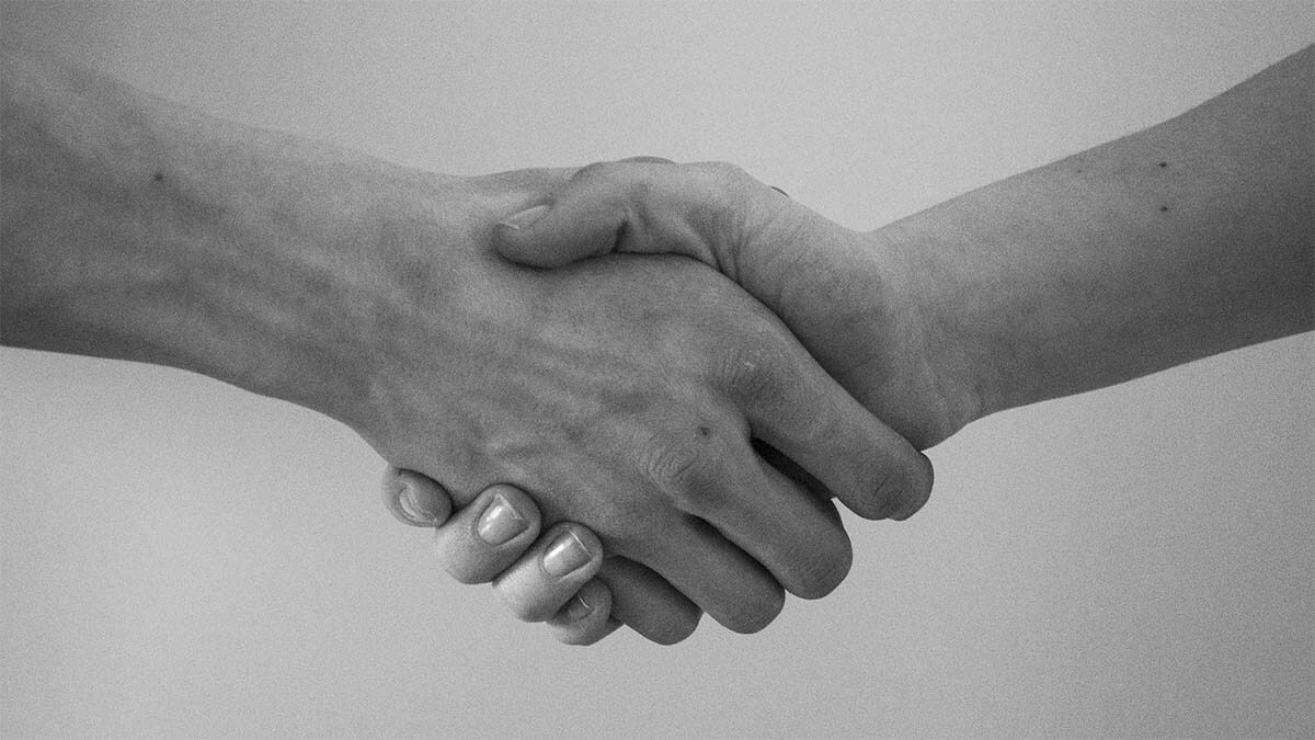 vertrauen-hand-schuetteln