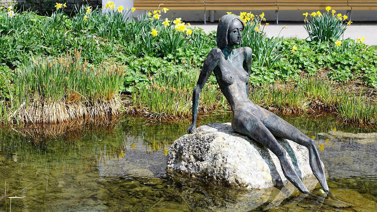frau untergewicht skulptur teich