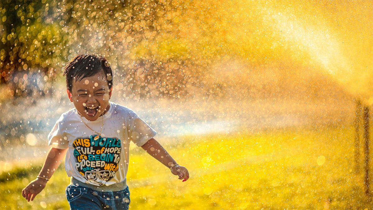 kind-wasserstrahlen-golden