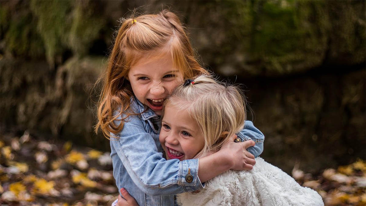 kinder umarmen sich herbst