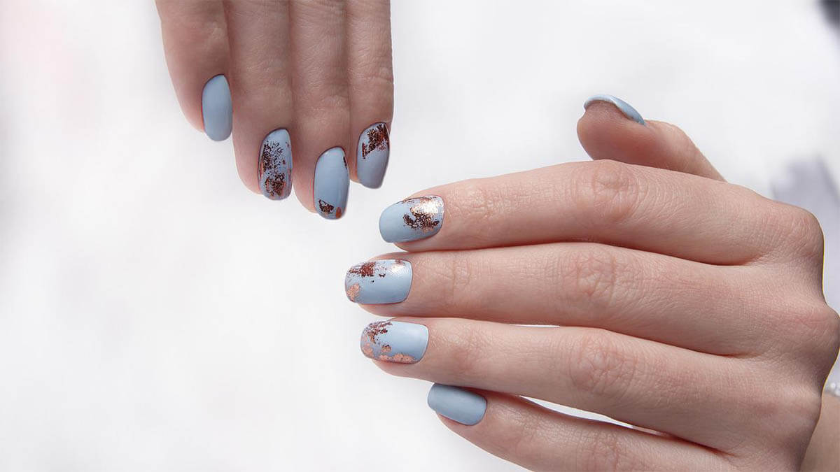 nagellack blau gold an