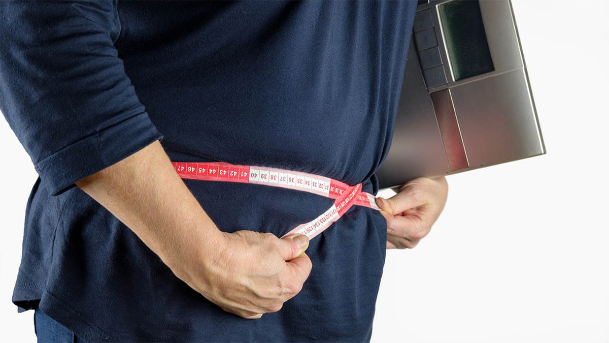 aeltere-frau-abnehmen-bauch-massband