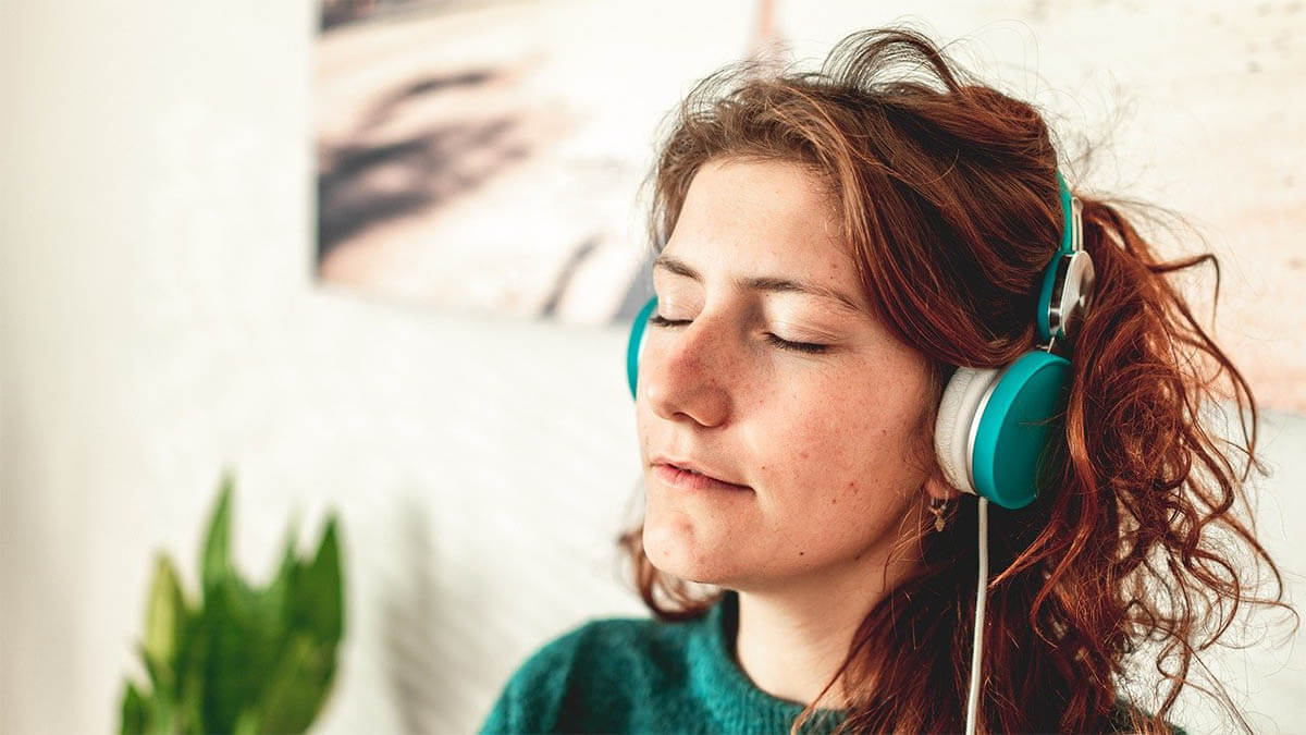 frau geniesst musik mit kopfhoerern