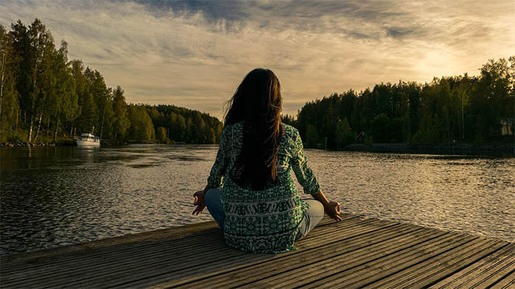 yoga abends am see frau