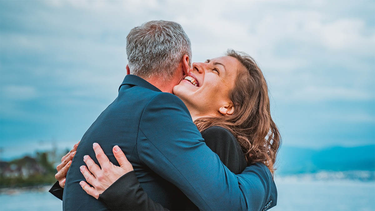 glueckliches-paar-am-meer
