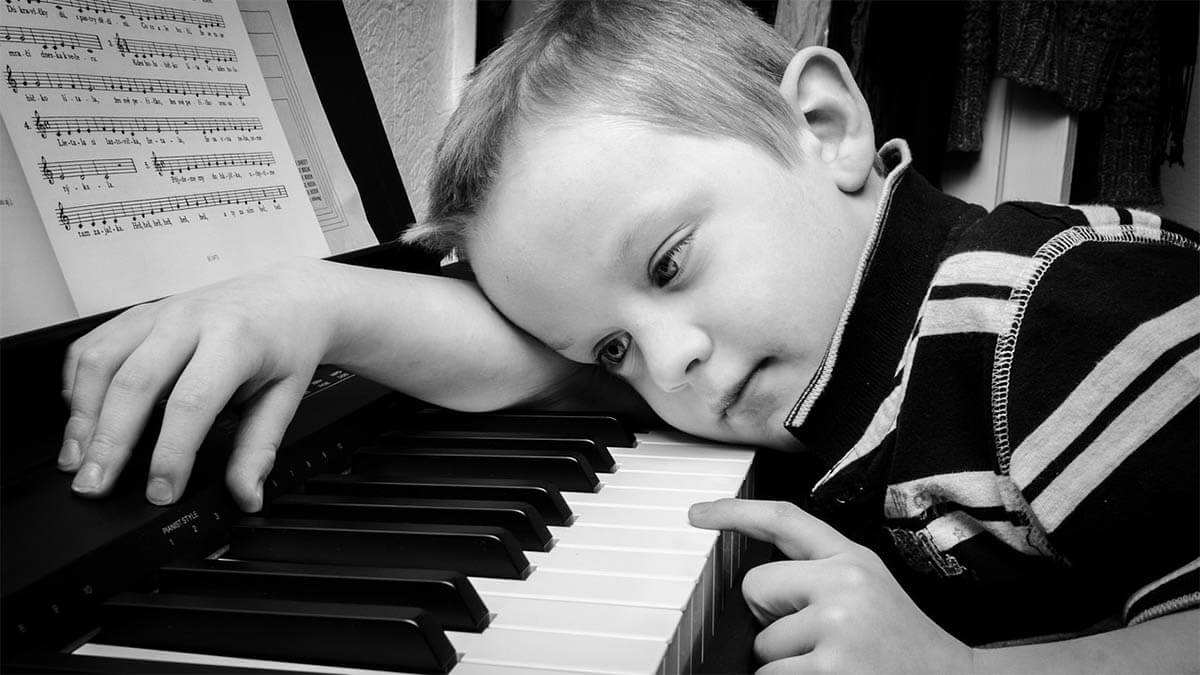 kind-ueberfordert-klavier