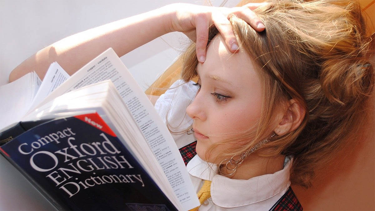 schuelerin lernt englisch