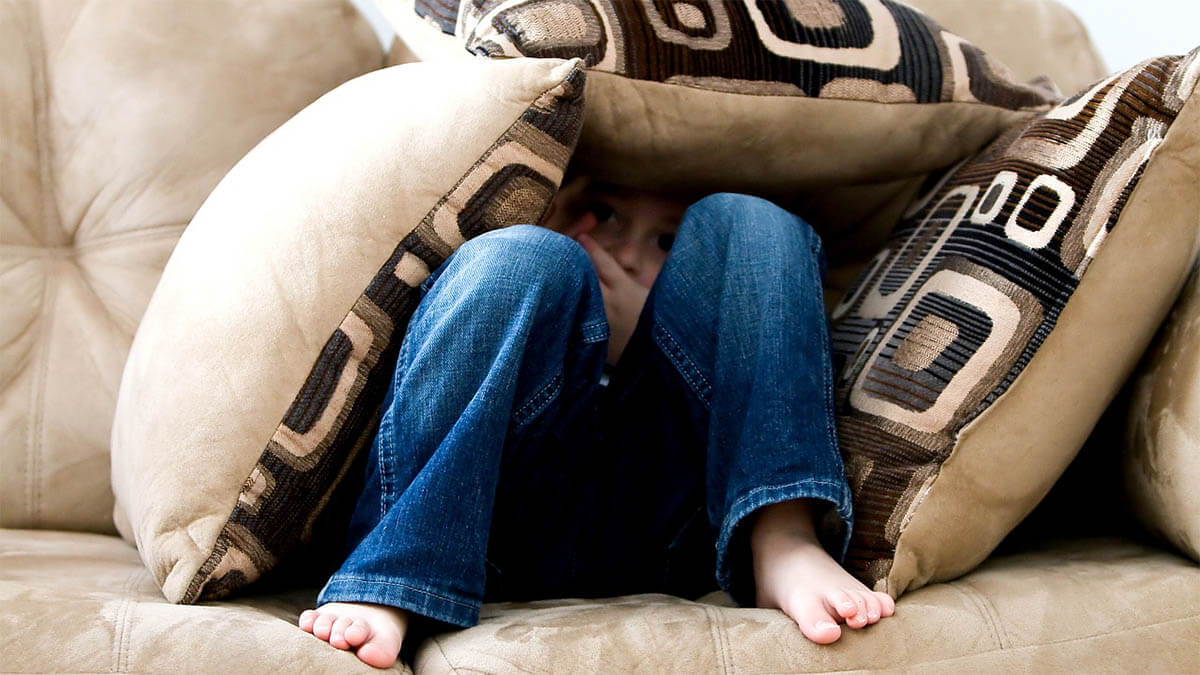 kind-angst-versteckt-sich