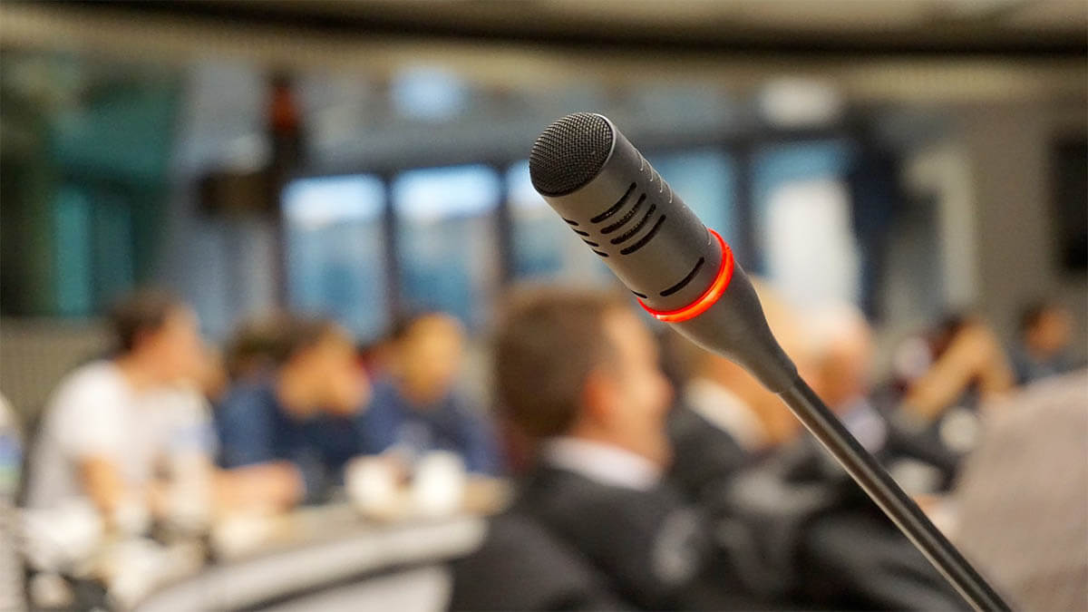 mikrofon-rede-menschen